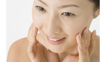 ほうれい線があると5.2歳老けて見える