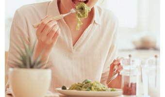 美肌を作るためには食べ物を「よく噛む」ことも重要
